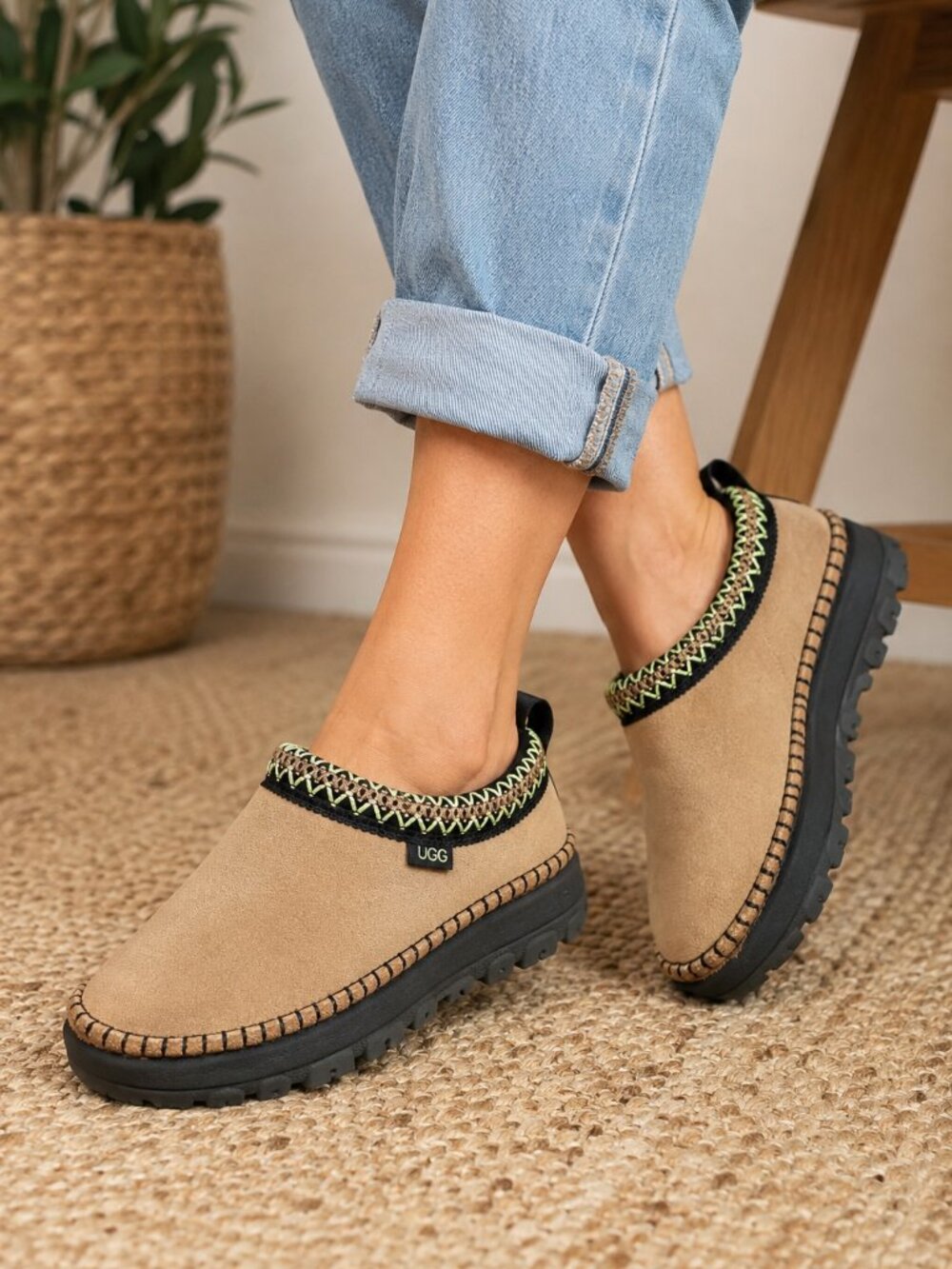 NWOT UGG Venture Daze Suede Slip-On Clogs Sand/Black Women's US 8 / Men's 7
